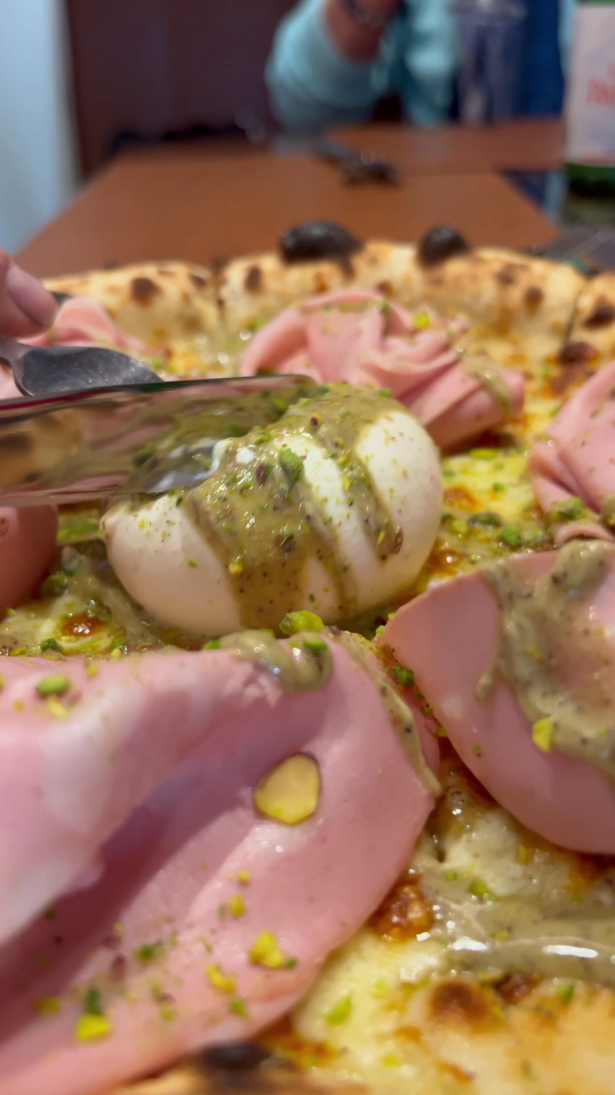 Pizza mit Burrata und Mortadella