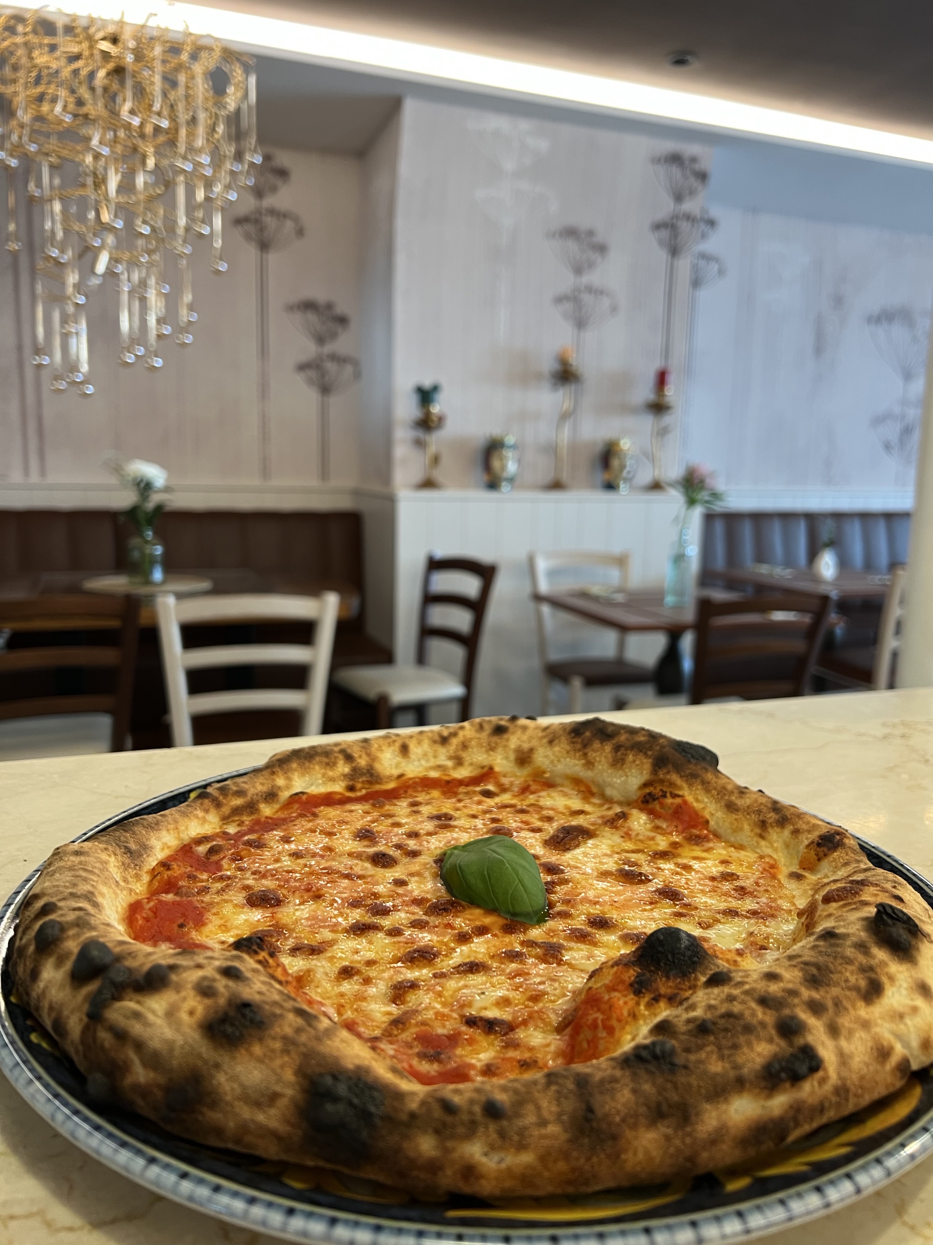 Pizza im Gastraum