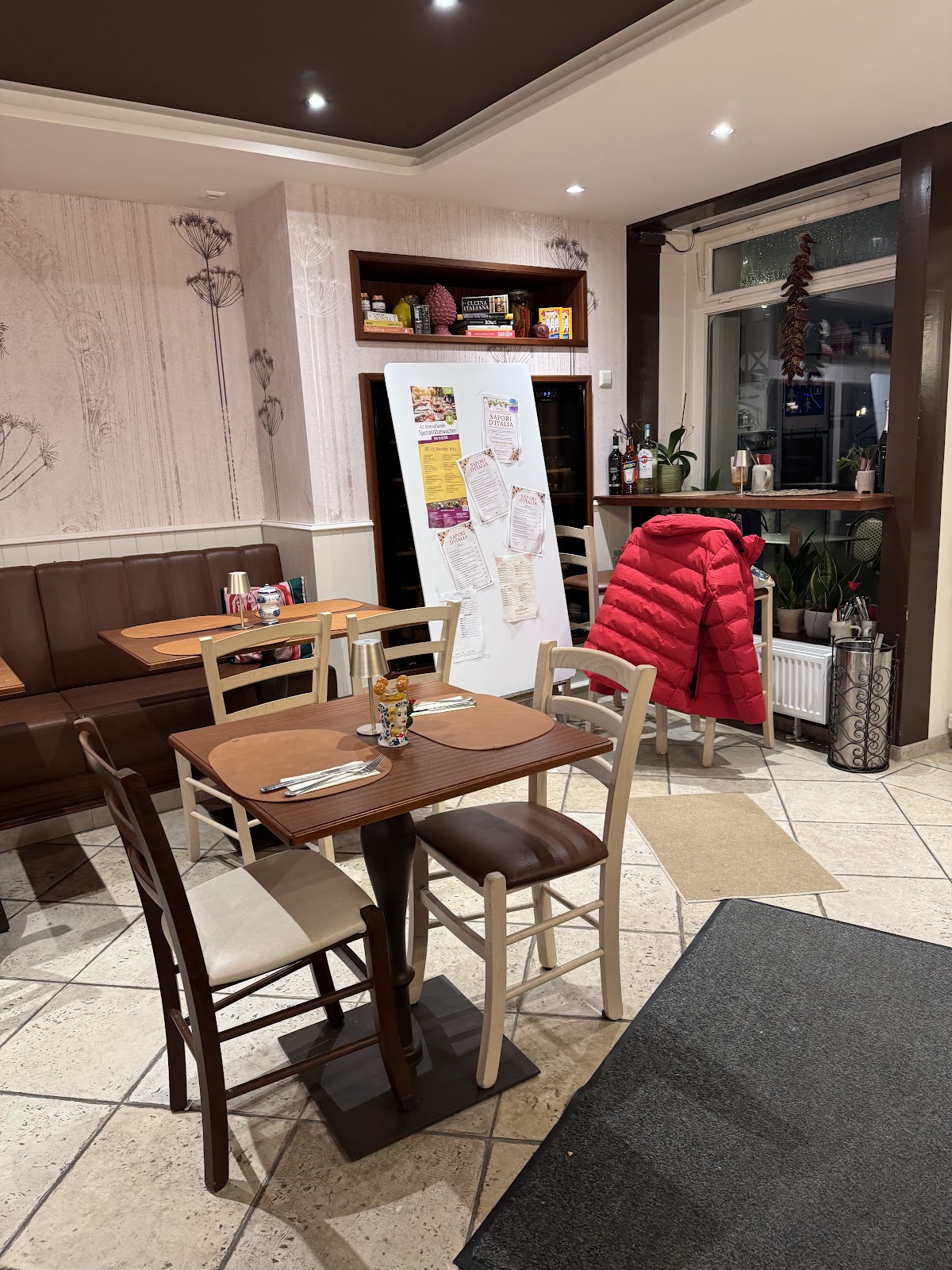 Restaurantinterieur der Osteria La Piazzetta