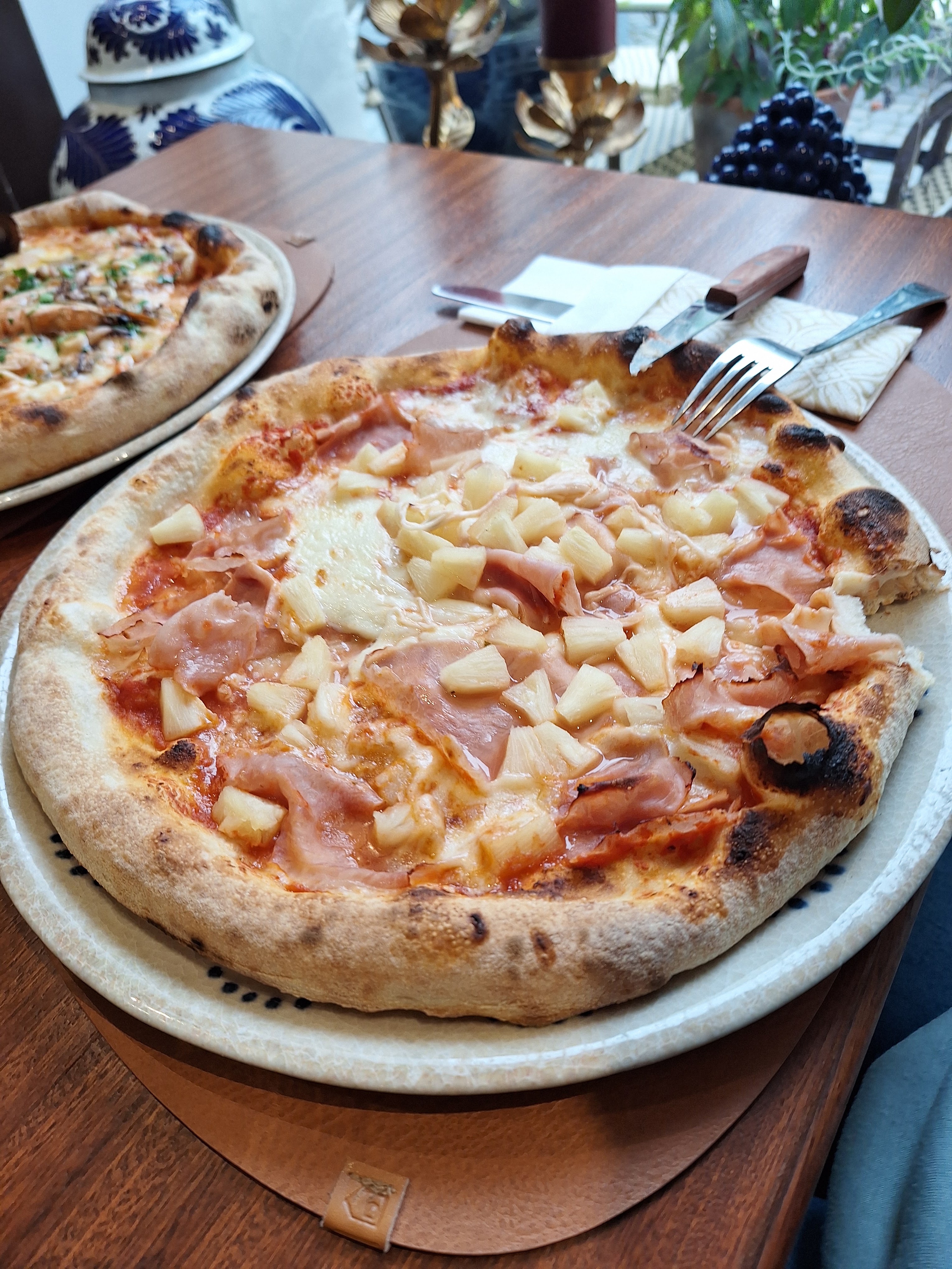 Pizza am gedeckten Tisch